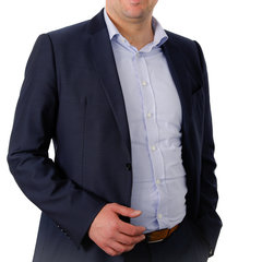 Młody z daleka