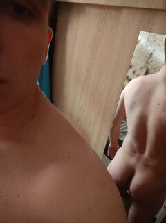YoungerLad25617