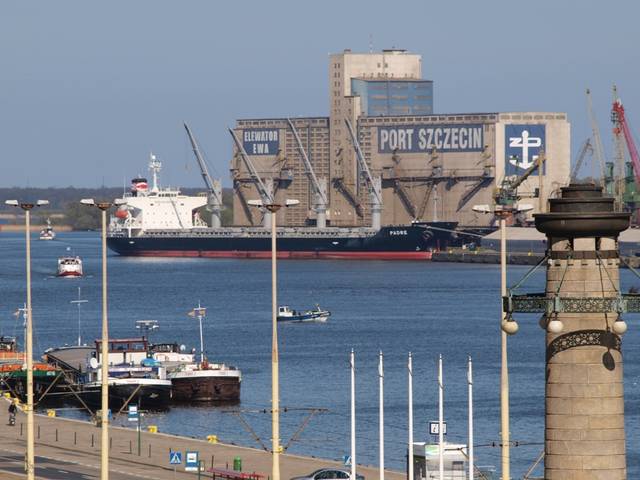 port w Szczecinie. - falcons