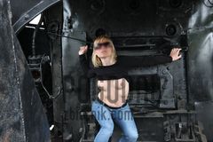 Żar z rozgrzanego jej brzucha bucha
