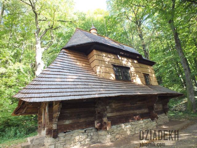 Kolejny ciekawy przykład drewnianej architektury - dziadekh