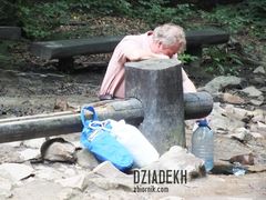 A ludzie i tak biorą wodę z zapaskudzonego źródełka.