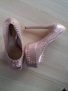 http://wilady.pl/pl/czolenka/372-kuszace-rozowe-peep-toe-w-zlote