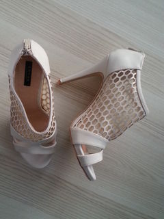 http://wilady.pl/pl/sandaly/1726-bezowe-sandaly-modnie-siateczko