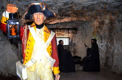 Figura woskowa w podziemiach Gibraltaru.
