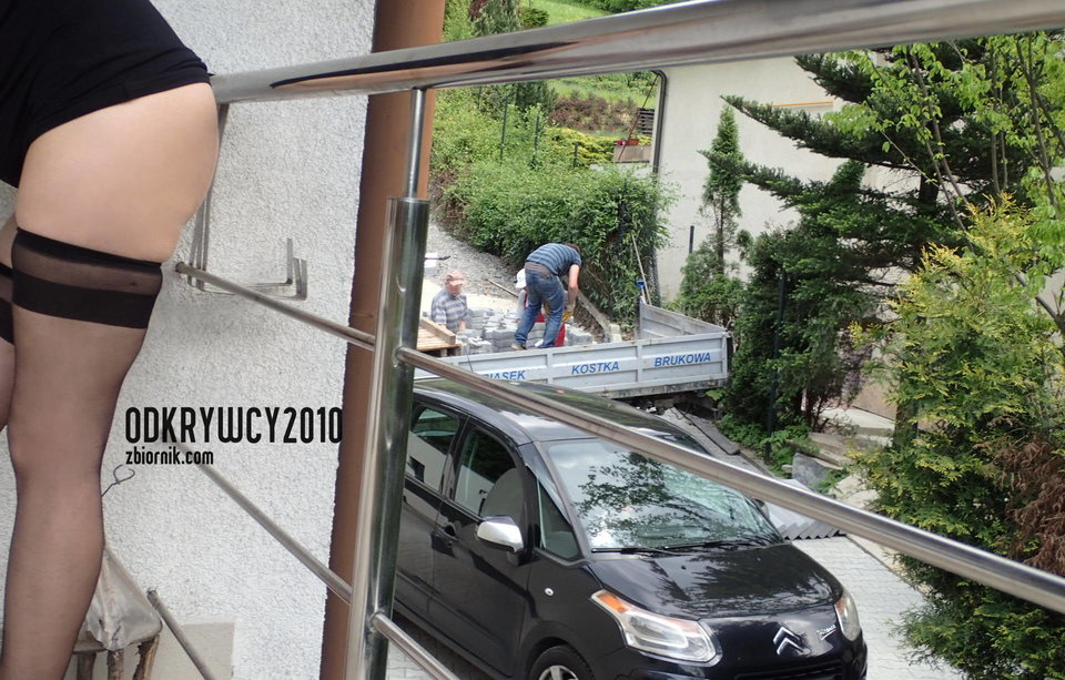 Panowie pracują a tuż za rogiem ... - Odkrywcy2010