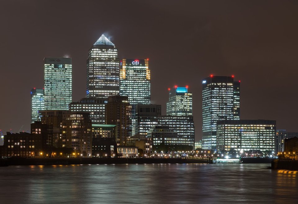 1200px-Canary_Wharf_Skyline_2,_London_UK_-_Oct_2012.jpg - beeblebrox1