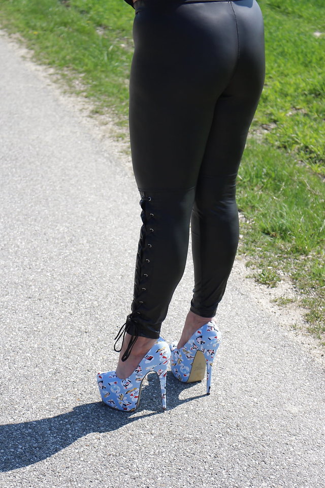 Blond_Domina