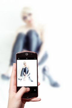 Kto chcialby teraz trzymac telefon ?