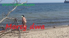 Na brzegu, za drzewkiem.