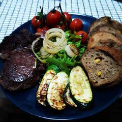 Tak sobie dogadzam dziś:D grilowany antrykot i warzywa :D