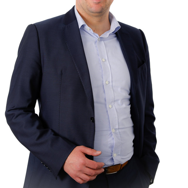 Młody z daleka