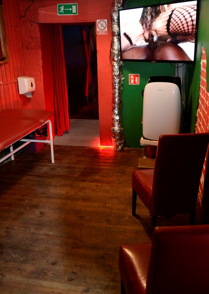 Pokój z łóżkiem do masażu .jpg - bizarriusz_kino