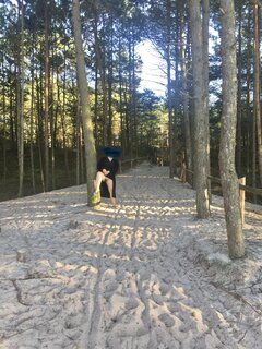 przy wejściu na nagą plażę