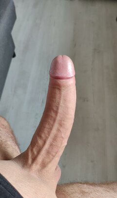 Świeżo wydepilowany kutas czeka na Ciebie 😈