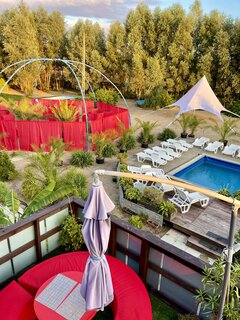 Jacuzzi Club & Resort - nowy baldachim na klubowej plaży.