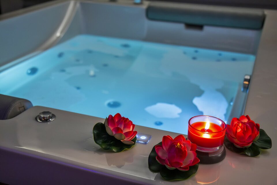 large-romantyczny-wieczor-w-wannie-jacuzzi.jpg - przyjaciel4
