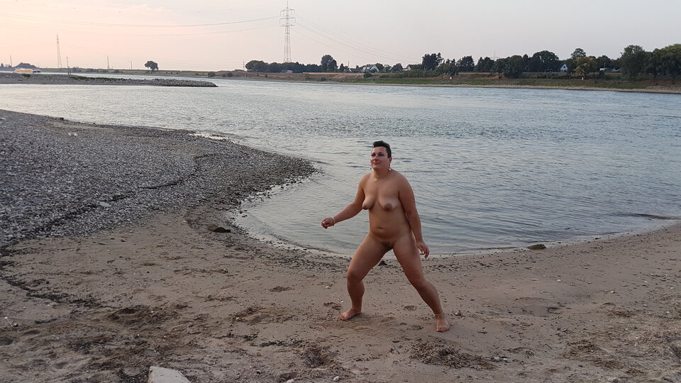 20160826_194742_044.jpg - nakedgirl