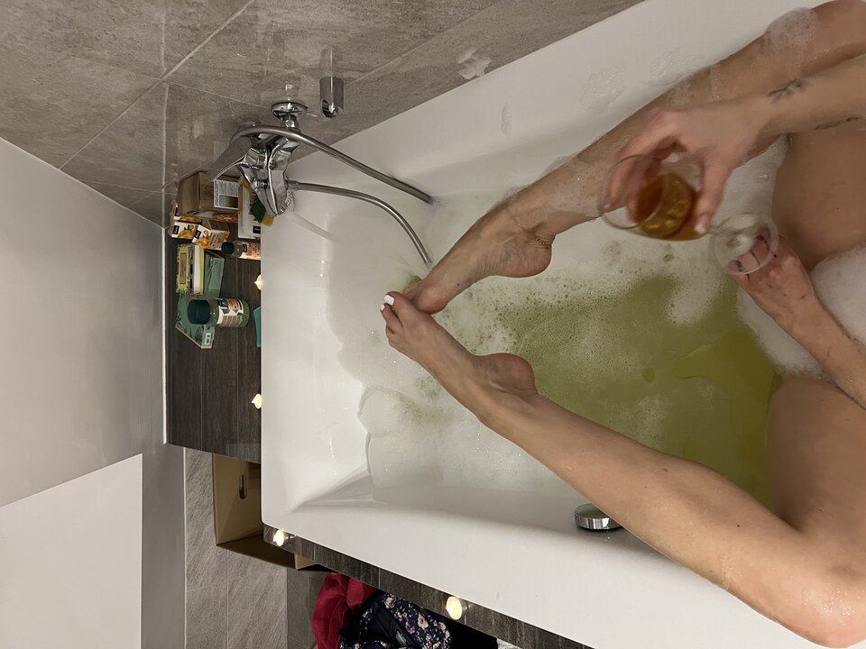57AB6387-8D27-4DBD-ADD1-A0E0200DC13D.jpeg - Feetporn