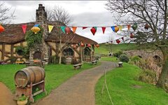 Hobbiton 6 pub pod rozbrykanym kucykiem.jpg