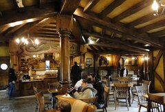 Hobbiton 7 pub pod rozbrykanym kucykiem.jpg