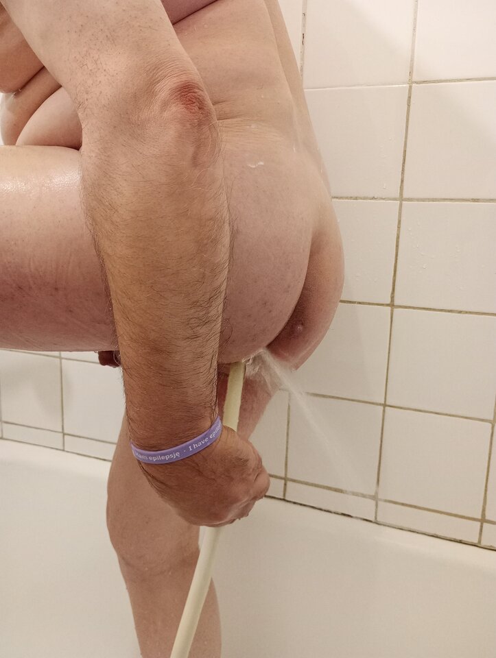 SissyBoy cwelik płucze dupkę cipkę po goleniu 16.09.2023 g.12.41.jpg - Wawa48