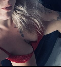 Największa fantazja trzy twarde 🍆 i całkowicie uległa 🙉