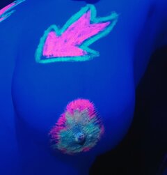 Neonowy cycek