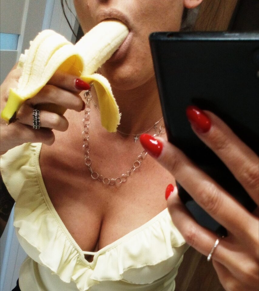 Coś bym zjadła ... 🍌 - EroticECHO