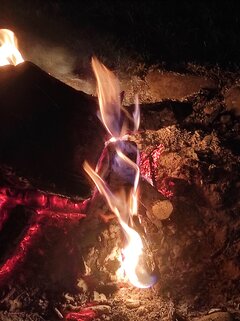 A konar płonie i dogorywa....