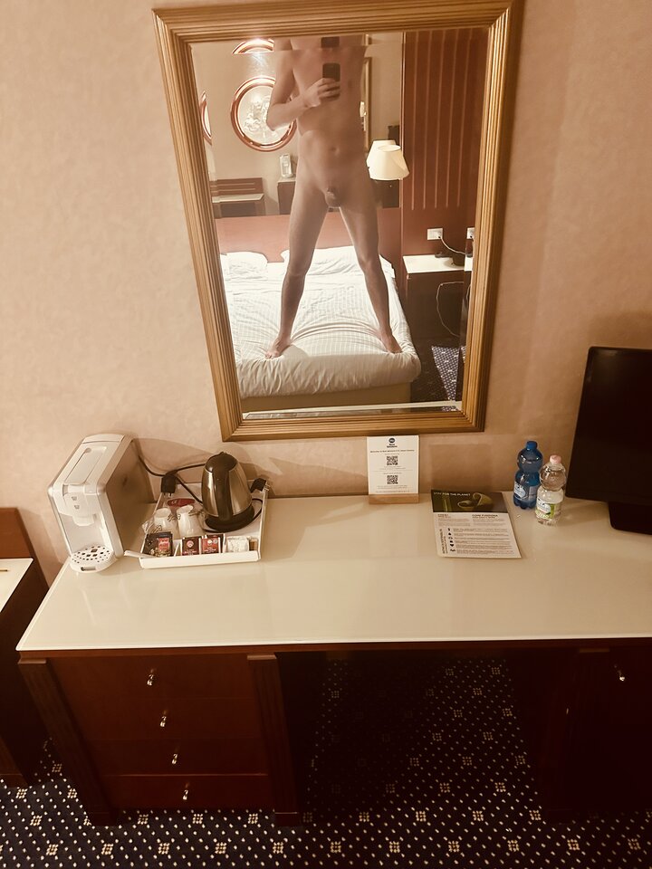 W hotelowym pokoju... - landy