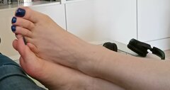Uwielbiam ssać Jej długie palce u stóp
