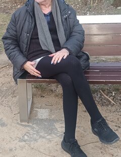 Na zimowym spacerze w mini i rajstopach 😎👄❓