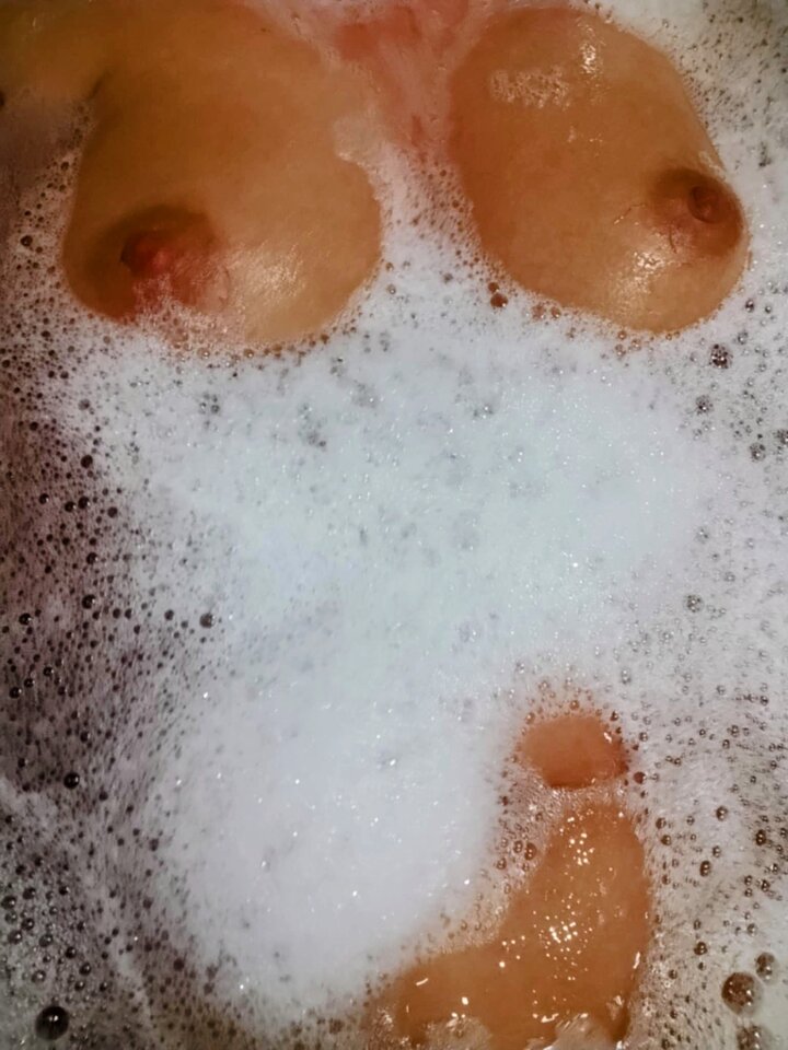 Nie umiem pływać ale te dwie boję zawsze mnie uratują 😈-  - Sekswifestory