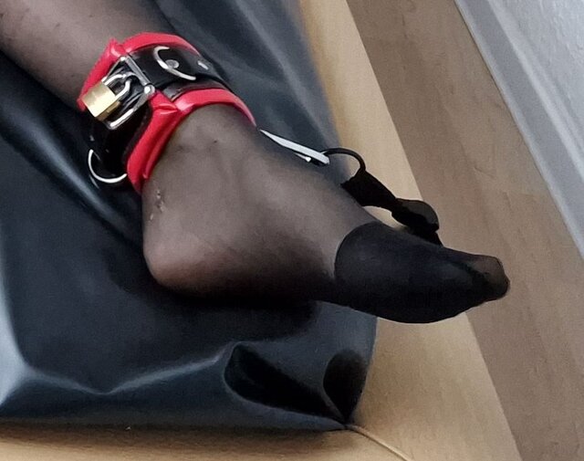 Feet_2.jpg - BiCouple7168