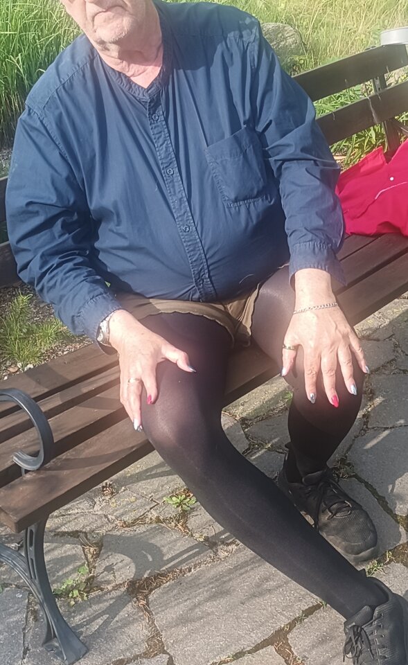 W rajstopach i z pomalowanymi paznokciami 💅 - Gregorja