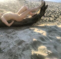 Naga plaża Kazimierz. Konar zapłonie