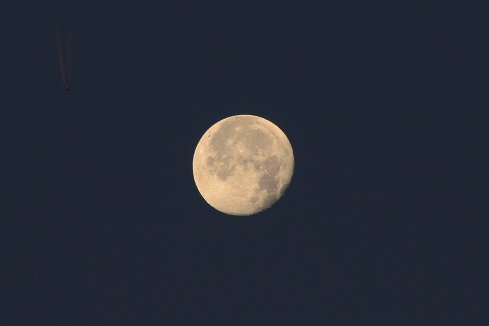 fly--moon.JPG - SylwekDobry