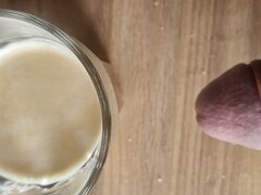 Komu śmietanki do kawy?