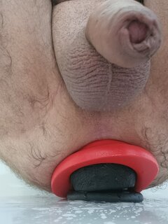 dildo przez tunel