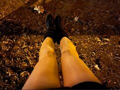 Moje nogi w cielistych rajstopkach lycra 40 DEN w zimową noc. R