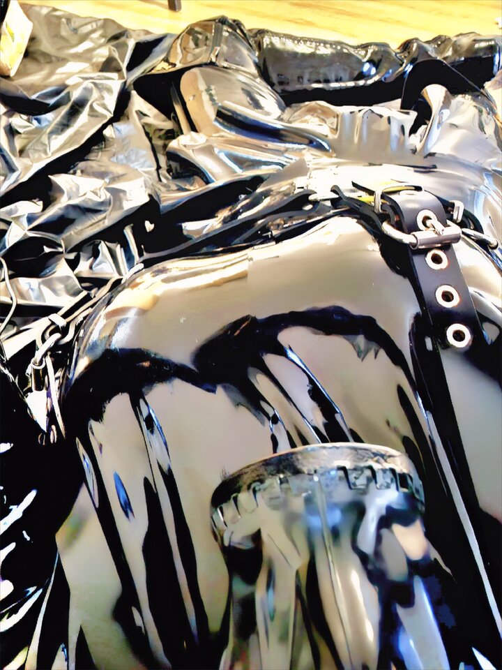 29934.jpg - LatexSlutCD