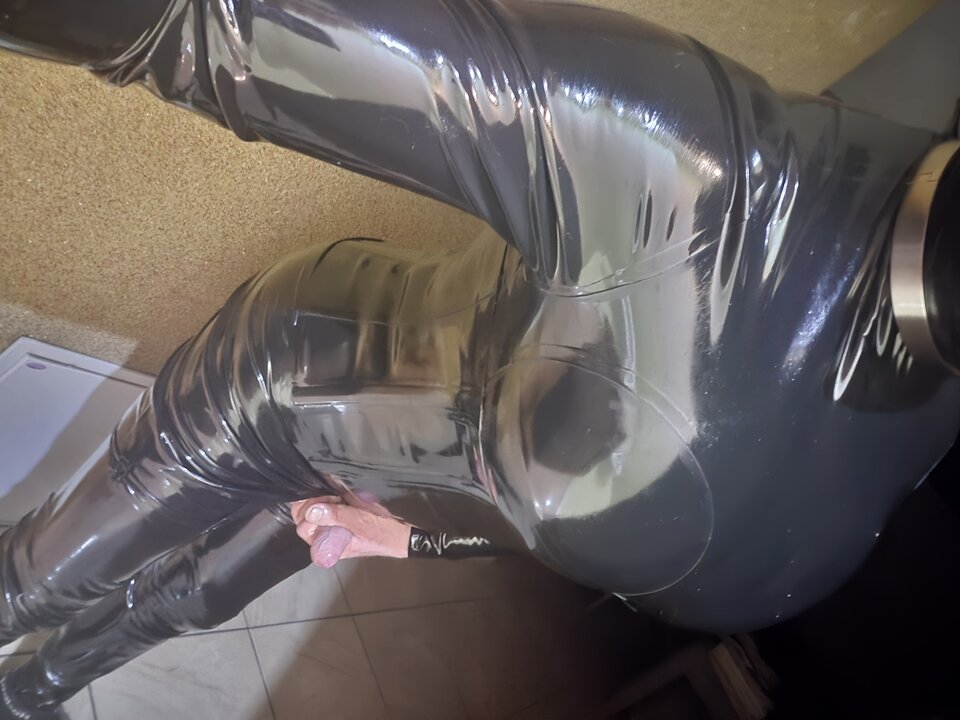 20260216_035729.jpg - LatexSlutCD