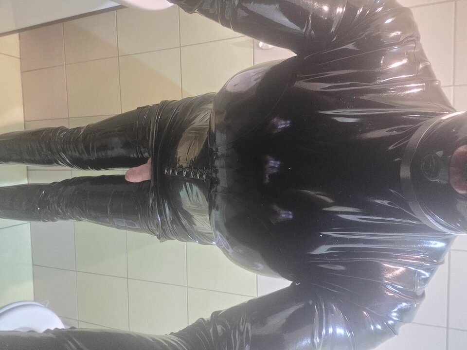 20260216_035616.jpg - LatexSlutCD