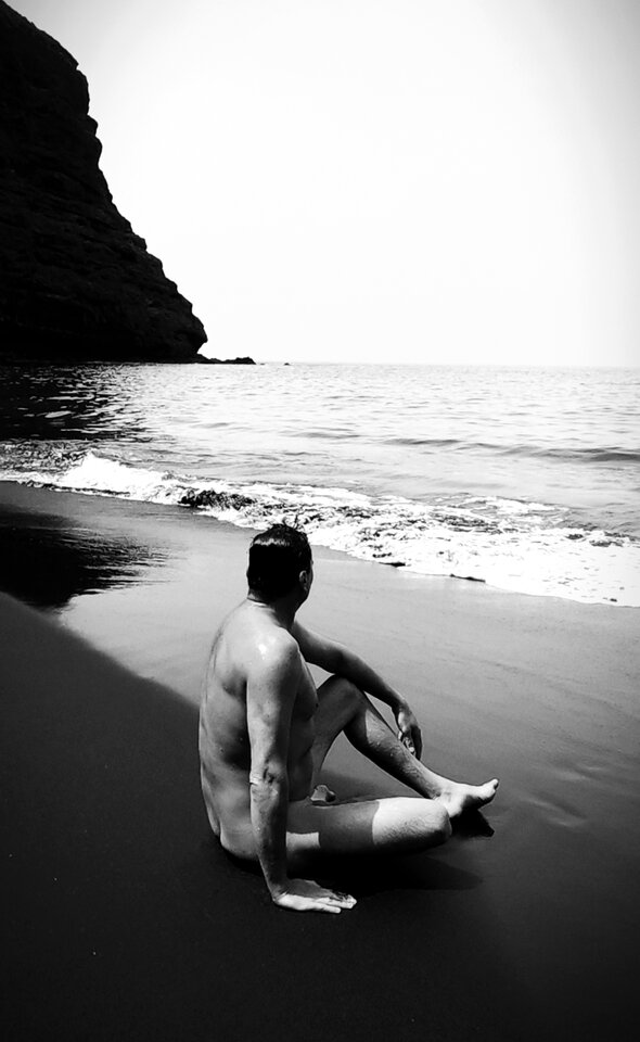 BlackBeach.jpg - PerAmore
