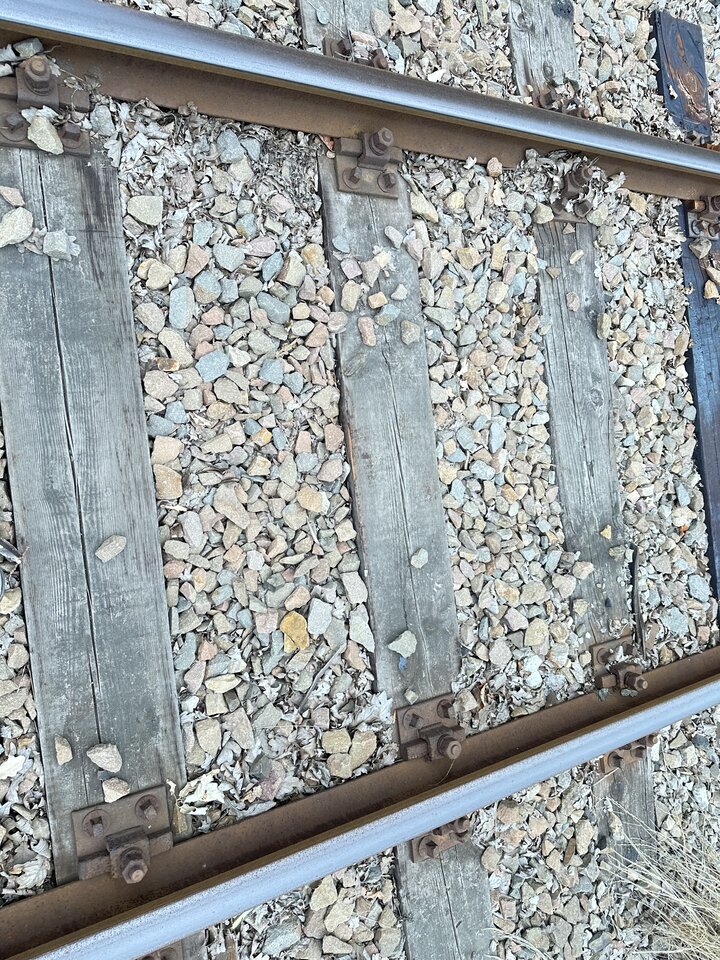 Tychy - nie zardzewiałe szyny tor prowadzący do browarów Tysk - Fanpach