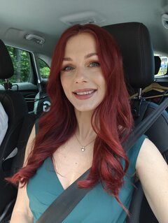 Wolisz, żebym teraz rozpięła ten zielony dekolt, czy wolisz,