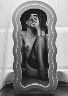 w_lustrze