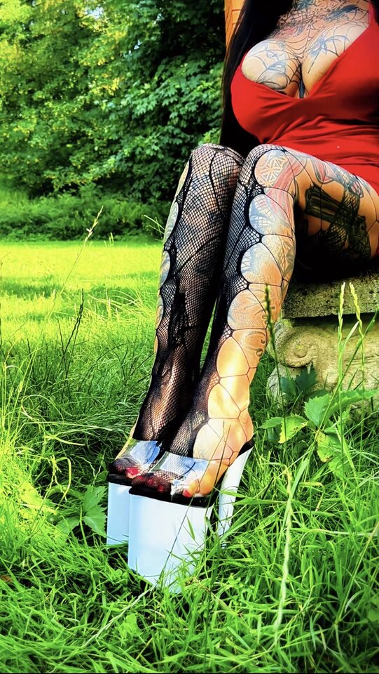 padnij do moich stóp kundlu i oddaj mi hołd - NylonQueen